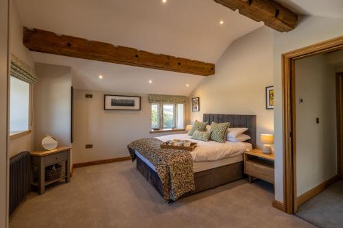 une chambre avec un grand lit et une fenêtre dans l'établissement Berristall Head Farm Cottage, à Purmerend