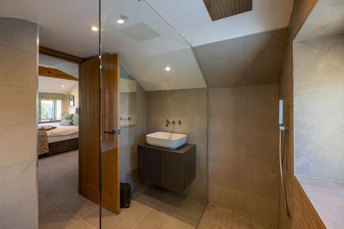 une salle de bain avec un lavabo et une douche dans l'établissement Berristall Head Farm Cottage, à Purmerend