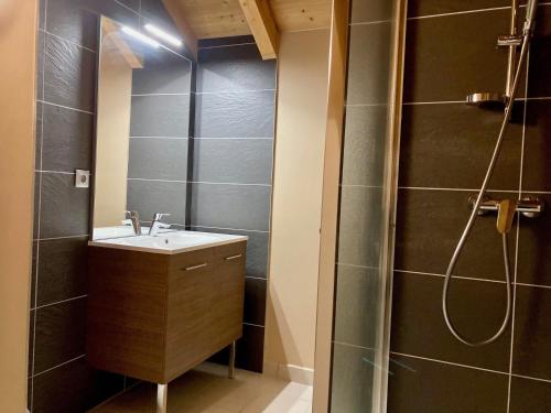 une salle de bain avec un lavabo et une douche dans l'établissement Appartement lumineux 3 pièces, 6 pers, à 250m des pistes, animaux admis - FR-1-811-11, à Les Deux Alpes