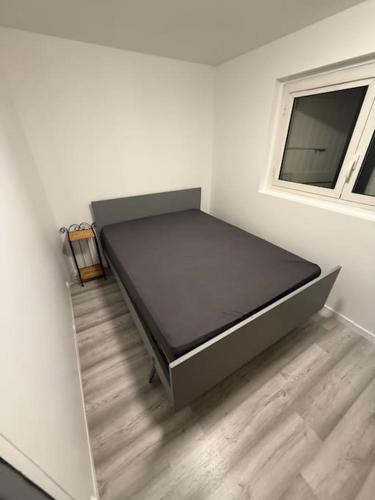 un lit assis dans une pièce à côté d'une fenêtre dans l'établissement En bord de loire, à Roanne