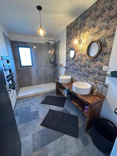 Photo de la galerie de l'établissement Paisible MAISON familiale - 4 Chambres - 2 SDB - terrasse et jardin - parking privé - Limoges, à Limoges