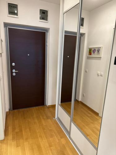 een hal met twee spiegels in een kamer bij Stars Studio Apartment with Parking in Zagreb
