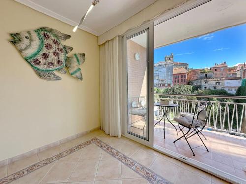 a room with a balcony with a picture of a fish on the wall at Apartamento en centro de Laredo in Laredo