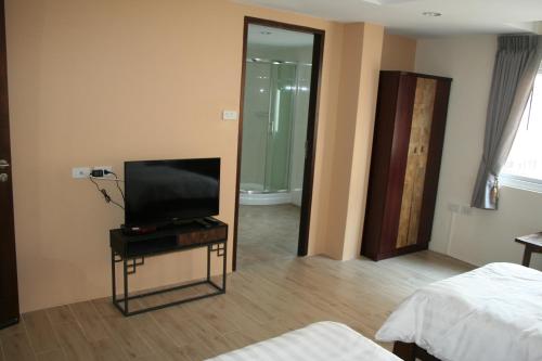 TV a/nebo společenská místnost v ubytování Arcadia Maephim Serviced Apartments