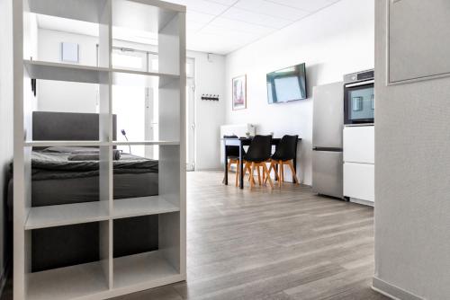 a room with a kitchen and a dining room at Kleines zentrales Apartment in Goch - Netflix in Goch