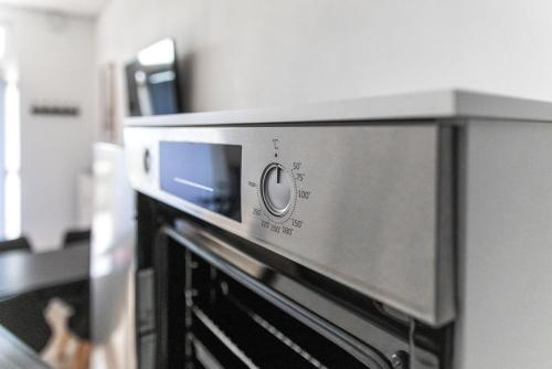 a microwave oven sitting on top of a counter at Kleines zentrales Apartment in Goch - Netflix in Goch