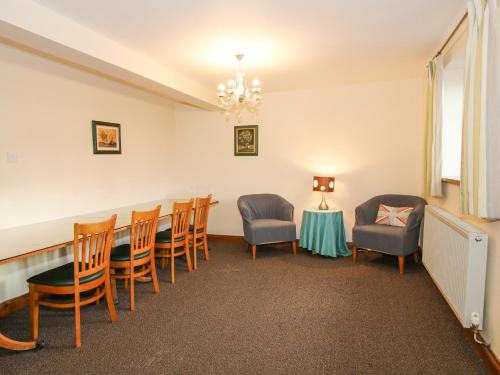 a waiting room with chairs and a table at The Walton in Craven Arms