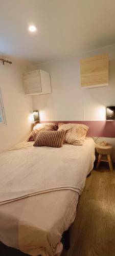une chambre avec un grand lit dans une pièce dans l'établissement Cozy-House tout confort camping 4 étoiles, à Lège-Cap-Ferret