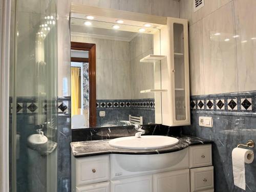 Ένα μπάνιο στο Apartamento amplio y luminoso