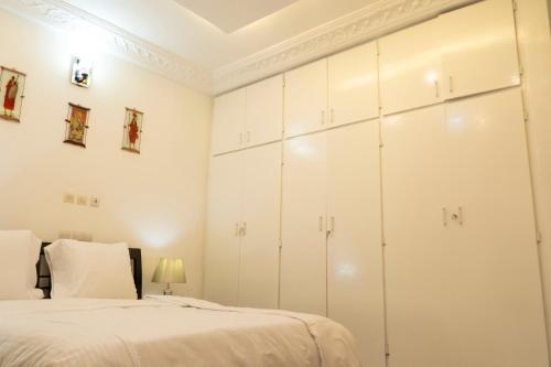 Résidence alphadis tesisinde bir odada yatak veya yataklar