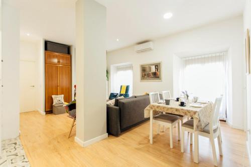 Bright stylish 2BD 2BTH - Seville center