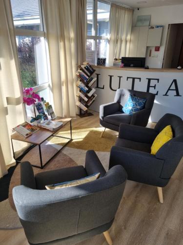 Ruang duduk di The Originals Access, Hôtel Le Lutéa