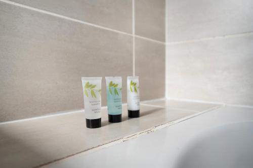 Thornaby on TeesにあるClassic 4-Bedroom Retreat close to Infinity Bridgeの浴室の棚に置かれた芳香剤の公式ペア