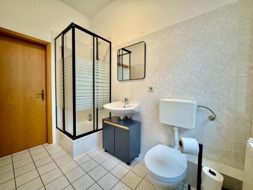 a bathroom with a toilet and a sink at #2 RebelRents - 4P - Apartment Smart-TV - WLAN - voll ausgestattete Küche in Zeitz