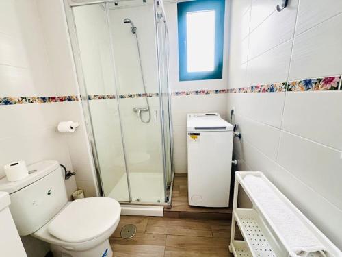 コスタ・テギセにあるEstudio Frente al Mar Casa Evaのトイレとガラスのシャワー付きのバスルーム
