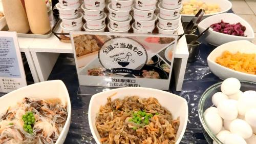 einen Tisch mit Schalen mit Essen und Eiern in der Unterkunft Toyoko Inn Akita-eki Higashi-guchi in Akita