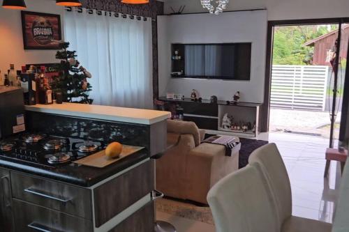 un soggiorno con albero di Natale e una cucina di Duda House com piscina aquecida a Penha