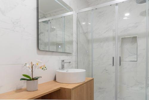 a bathroom with a sink and a shower at Morro Garden Apartment by Hosty in Vila Nova de Gaia