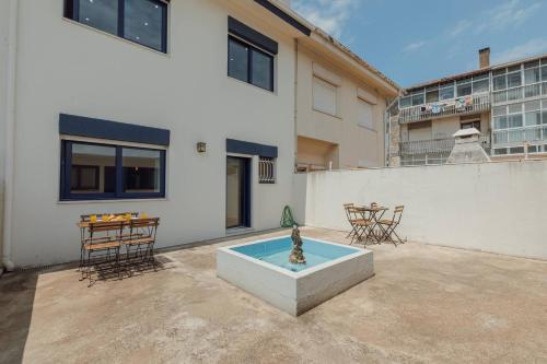 a patio with a fountain in the middle of a building at Blue Villa by Hosty in Porto