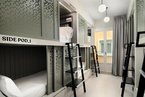 Letto o letti in una camera di Coeo Hernan Ruiz Rooftop Pool Hostel