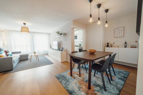 a living room with a table and chairs and a kitchen at Matosinhos Premium by Hosty in Porto