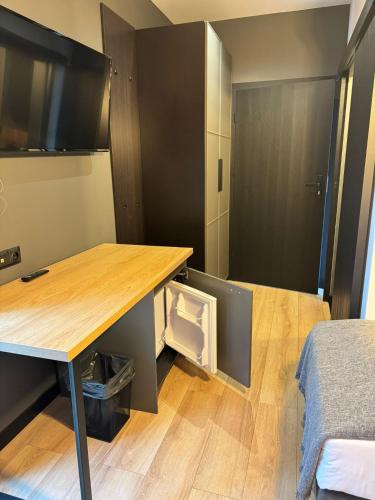 a small room with a desk and a bed at Klimatyczne pokoje na Ligonia in Turza Śląska