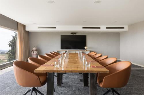 a conference room with a long table and chairs at Gordonia Ma'ale Hahamisha in Maale Hachamisha
