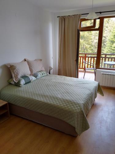 Postel nebo postele na pokoji v ubytování Студио 36 - Семирамида, Боровец