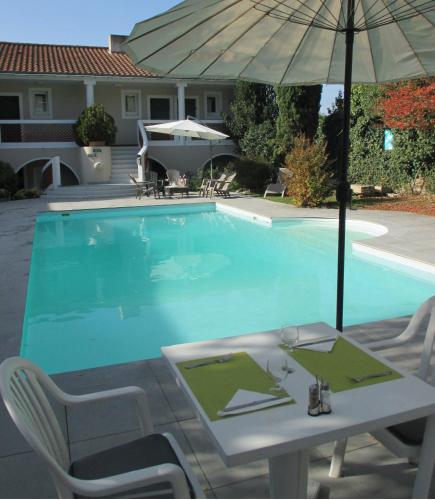 Bassein majutusasutuses Hôtel Restaurant les Voyageurs või selle lähedal