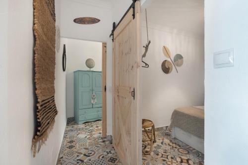 einen Flur mit einer Tür, die zu einem Schlafzimmer führt in der Unterkunft Casa Gecko in Benalmádena