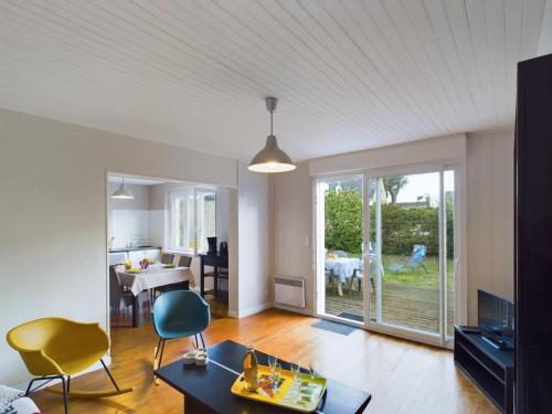 un salon avec une table et des chaises et une salle à manger dans l'établissement Maison pour 5 - 100m de la plage, à Penmarcʼh