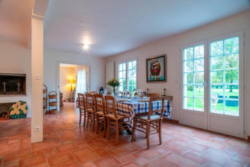 une grande salle à manger avec une table et des chaises dans l'établissement KER-MYR - Belle Maison de campagne familiale proche sentiers côtiers, à Baden