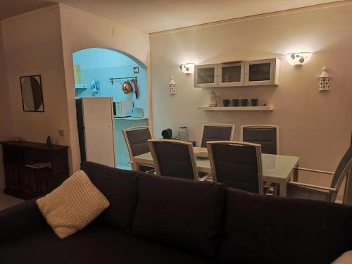 アルマカオ・デ・ペラにあるSea View Apartment in Armação de Pêra, 52 m² + Balconyのソファとテーブルと椅子のあるリビングルーム