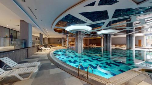 a large swimming pool in a hotel lobby at Grand Termal Yalova Resort Hotel & Spa in Yalova