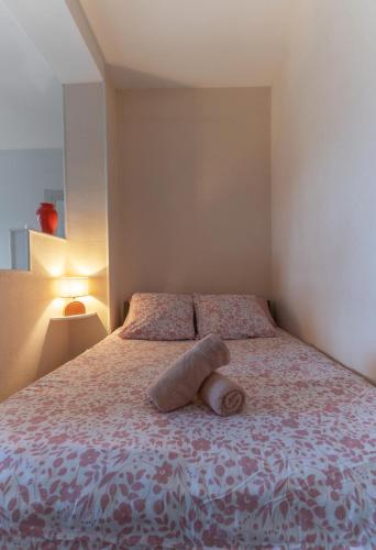 un animal farci posé sur un lit dans une chambre dans l'établissement Le Victoria - Appartement cœur de ville avec vue, à Vichy