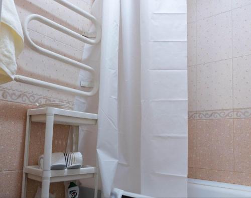 cortina de ducha en el baño con lavamanos en On Arbat the Center of Almaty, en Almaty