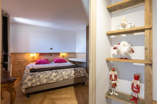 a small bedroom with a bed and shelves at Chalet Alaska Val thorens 130 m2 - Pied des pistes de samedi à samedi in Val Thorens