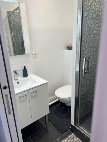 une salle de bain avec toilettes, lavabo et douche dans l'établissement Cosy Haven Paris 14, à Paris