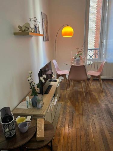 un salon avec une table et une salle à manger dans l'établissement Cosy Haven Paris 14, à Paris