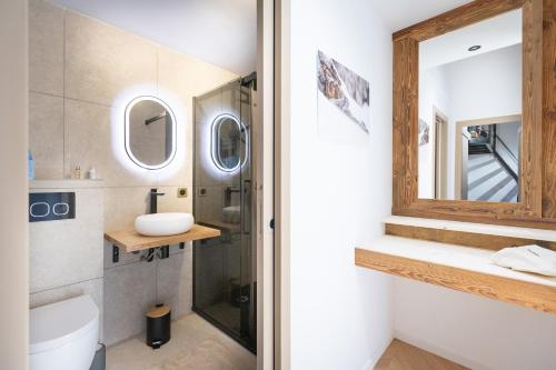 a bathroom with a sink and a mirror at Chalet Alaska Val thorens 130 m2 - Pied des pistes de samedi à samedi in Val Thorens