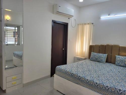 Ένα ή περισσότερα κρεβάτια σε δωμάτιο στο Near to Hyderabad Airport, just 10 minutes away