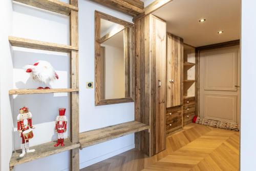 a room with a window and a chicken on a shelf at Chalet Alaska Val thorens 130 m2 - Pied des pistes de samedi à samedi in Val Thorens