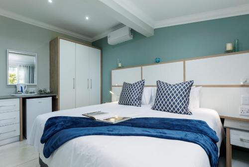 Una cama o camas en una habitación de The Notebook Hotel