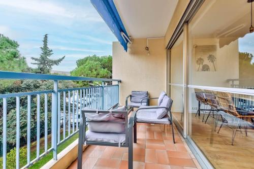 un balcon avec deux chaises et une table dans l'établissement Lovely 2BR Flat with terrace and parking near the beach, à Cannes