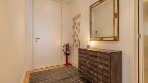 Downtown Sleek Apartment by LovelyStay