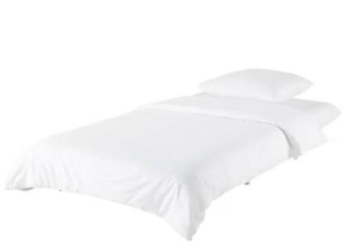 una foto in bianco e nero di un ombrello di Vu parc, détendez vous au calme ! a Fontenay-sous-Bois