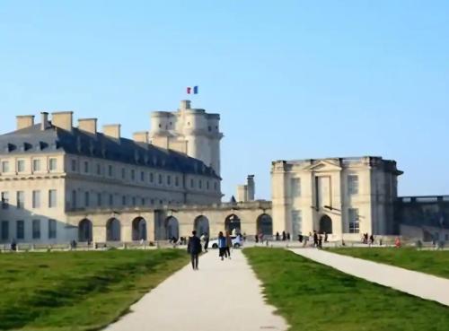 persone che camminano lungo un sentiero di fronte a un edificio di Vu parc, détendez vous au calme ! a Fontenay-sous-Bois