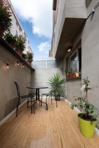 a patio with a table and chairs on a balcony at L'Atelier - Warm Porto Loft in Porto