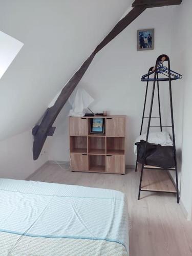 - une chambre avec un lit et une échelle dans l'établissement Gite charme en pierre à la campagne, à Chouzé-sur-Loire