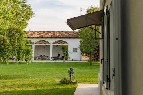 a view of a house from the outside of a building at Saranto, Maison du charme - Nel cuore verde dell'Emilia in Carpi